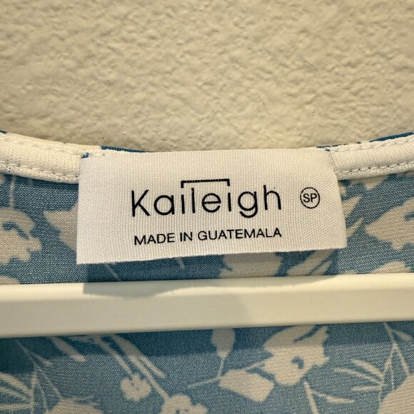 Kaileigh Blue/White Floral Dress Mini Small Petite Vacation Resort Casual - Picture 5 of 10